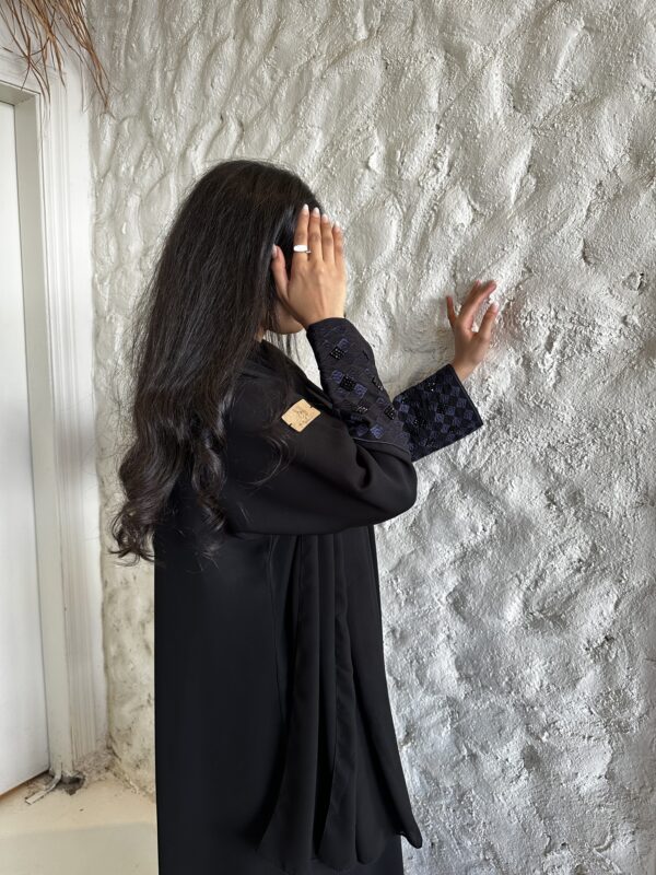 ⁦عبايه بشك زاهية بلون كحلي على اكمام⁩ - الصورة ⁦7⁩