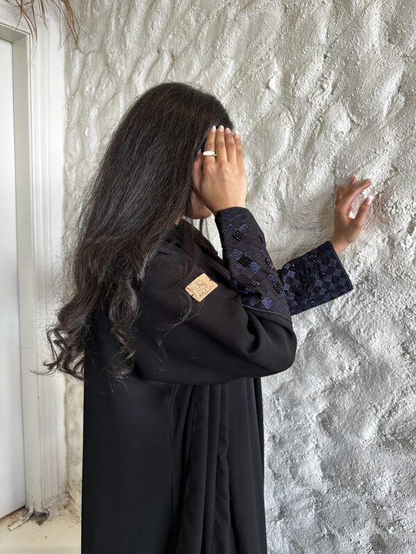 ⁦عبايه بشك زاهية بلون كحلي على اكمام⁩ - الصورة ⁦8⁩