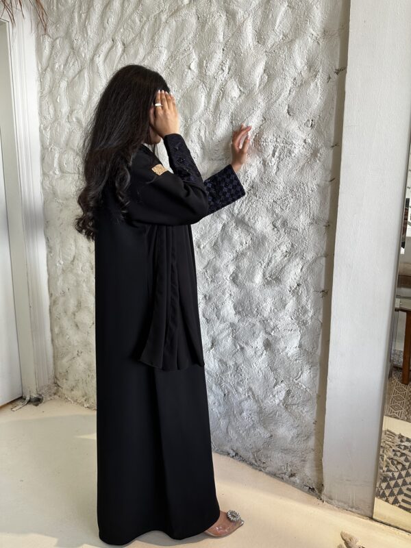 ⁦عبايه بشك زاهية بلون كحلي على اكمام⁩ - الصورة ⁦9⁩