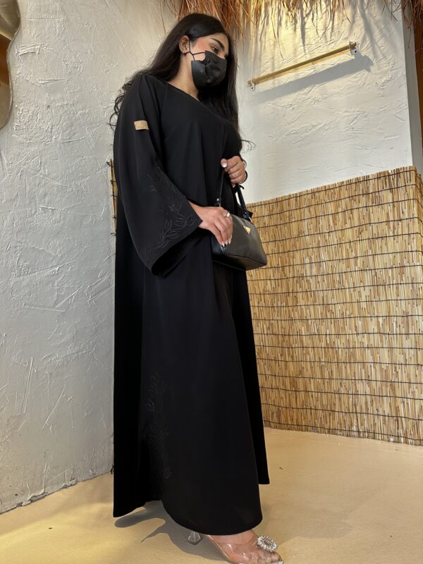 ⁦عبايه مزينه بشك مخفي من اكمام واسفل العبايه⁩ - الصورة ⁦8⁩