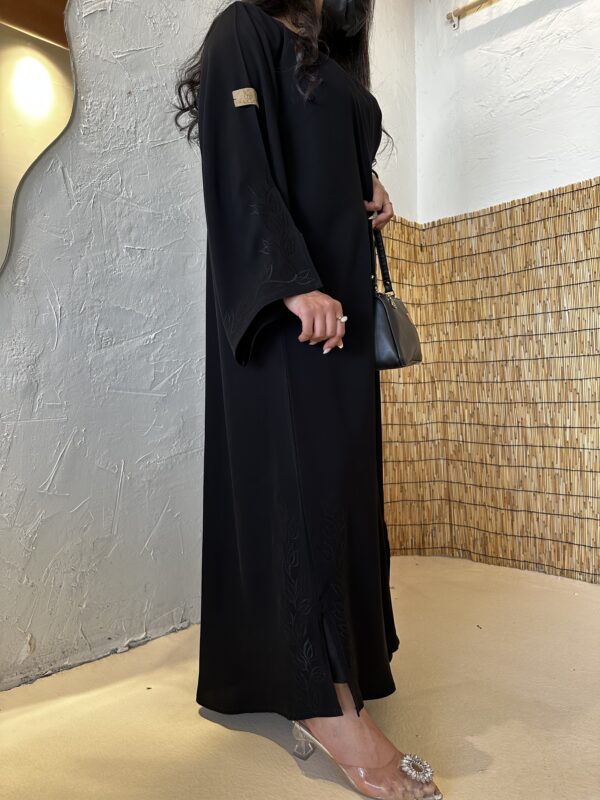 ⁦عبايه مزينه بشك مخفي من اكمام واسفل العبايه⁩ - الصورة ⁦5⁩