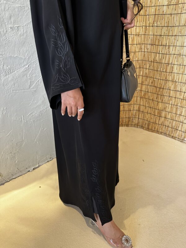 ⁦عبايه مزينه بشك مخفي من اكمام واسفل العبايه⁩ - الصورة ⁦6⁩