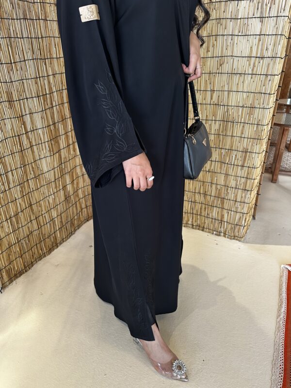 ⁦عبايه مزينه بشك مخفي من اكمام واسفل العبايه⁩ - الصورة ⁦7⁩