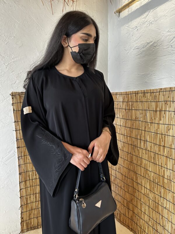 ⁦عبايه مزينه بشك مخفي من اكمام واسفل العبايه⁩ - الصورة ⁦4⁩