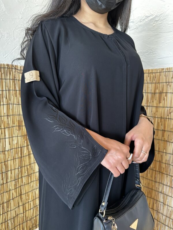 ⁦عبايه مزينه بشك مخفي من اكمام واسفل العبايه⁩ - الصورة ⁦2⁩