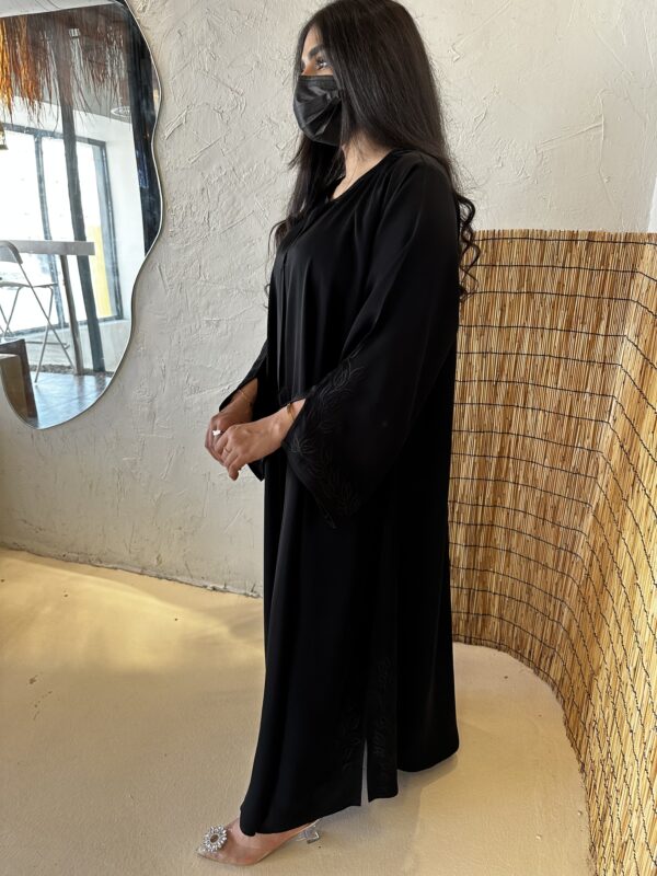 ⁦عبايه مزينه بشك مخفي من اكمام واسفل العبايه⁩ - الصورة ⁦3⁩