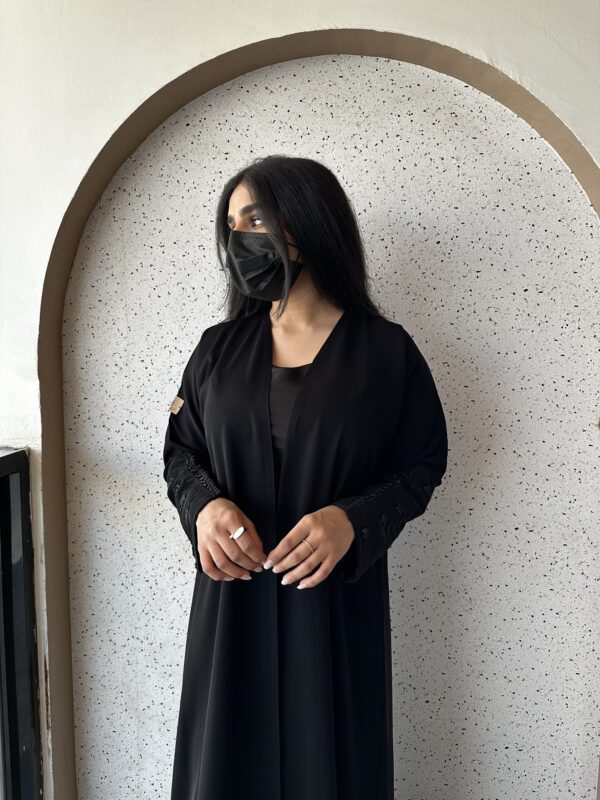 ⁦عبايه بشك سندس مزينه على اكمام بلون الاسود⁩ - الصورة ⁦2⁩