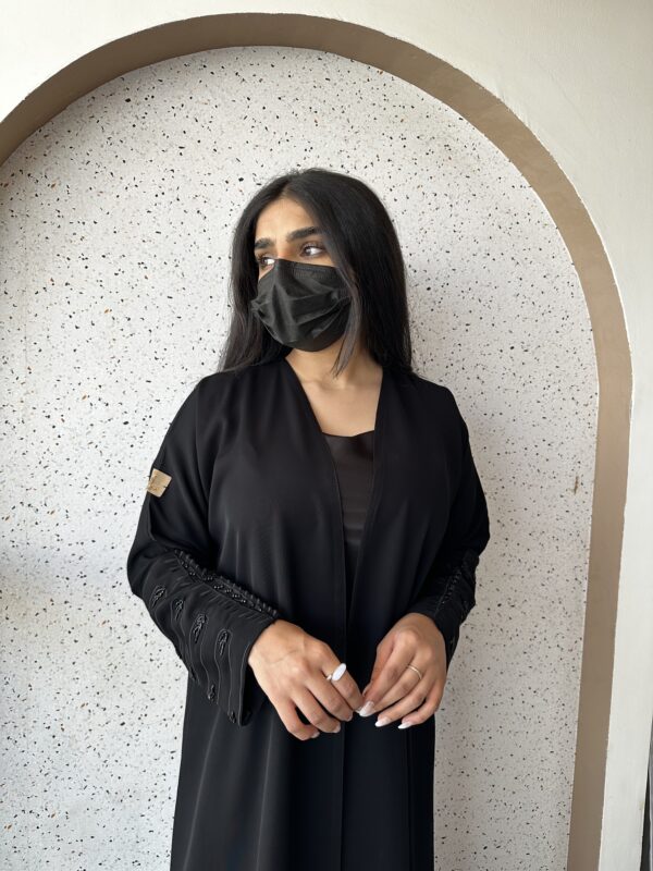 ⁦عبايه بشك سندس مزينه على اكمام بلون الاسود⁩ - الصورة ⁦3⁩