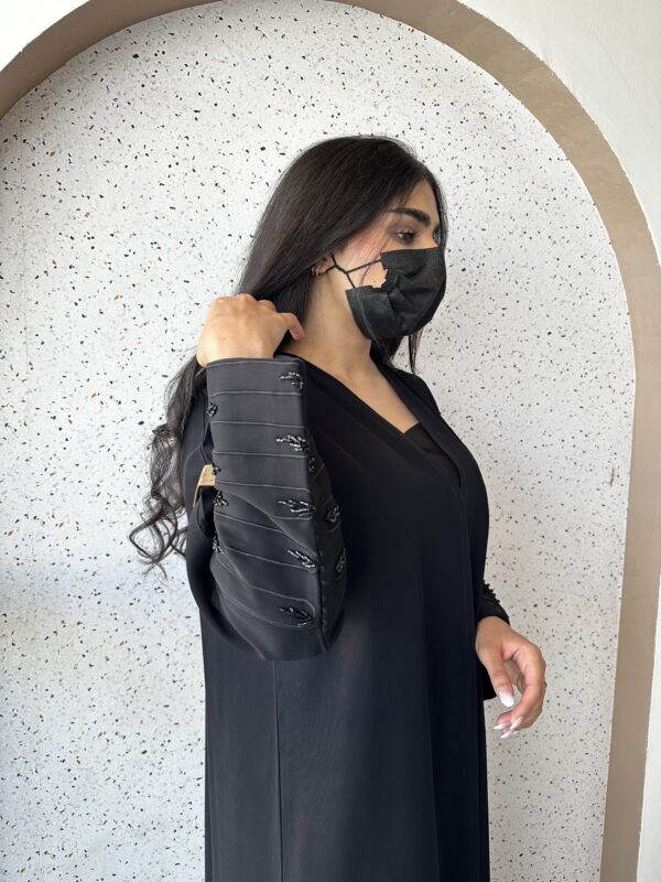 ⁦عبايه بشك سندس مزينه على اكمام بلون الاسود⁩ - الصورة ⁦4⁩