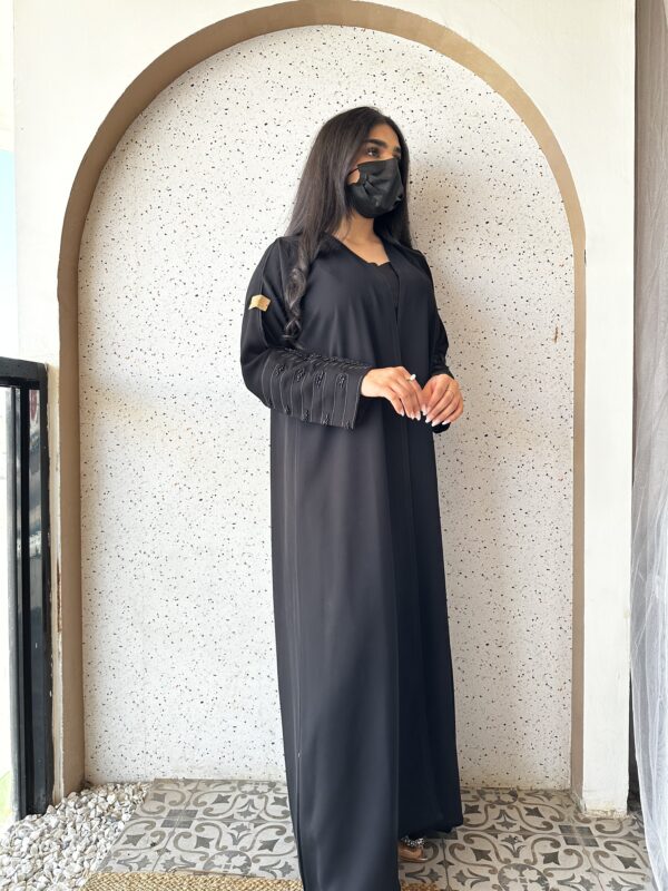⁦عبايه بشك سندس مزينه على اكمام بلون الاسود⁩ - الصورة ⁦5⁩