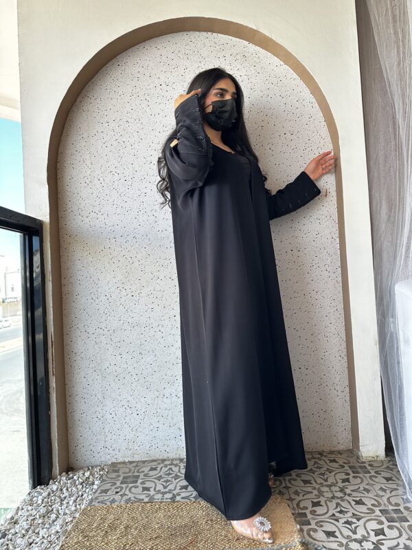 ⁦عبايه بشك سندس مزينه على اكمام بلون الاسود⁩ - الصورة ⁦6⁩