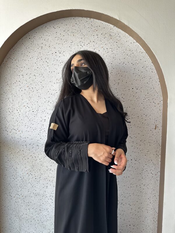 ⁦عبايه بشك سندس مزينه على اكمام بلون الاسود⁩ - الصورة ⁦7⁩