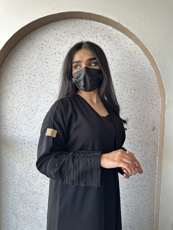 ⁦عبايه بشك سندس مزينه على اكمام بلون الاسود⁩ - الصورة ⁦8⁩