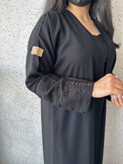 عبايه بشك سندس مزينه على اكمام بلون الاسود