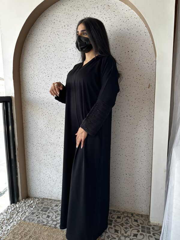 ⁦عبايه بشك سندس مزينه على اكمام بلون الاسود⁩ - الصورة ⁦12⁩