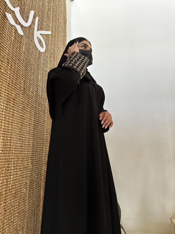 ⁦عبايه بشك زاهية على اكمام بلون النحاسي⁩ - الصورة ⁦9⁩