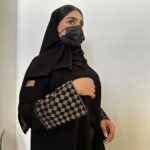 عبايه بشك زاهية على اكمام بلون النحاسي