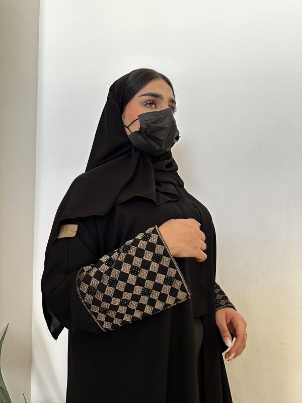 ⁦عبايه بشك زاهية على اكمام بلون النحاسي⁩ - الصورة ⁦5⁩