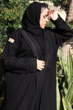 ⁦عباية منى ميد بتطريز خيوط سهم مخفى بلون اسود⁩ - الصورة ⁦3⁩
