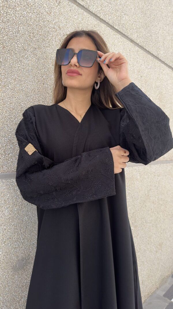 ⁦عباية ازدهار مزينة على الأكمام بلون الاسود⁩ - الصورة ⁦2⁩