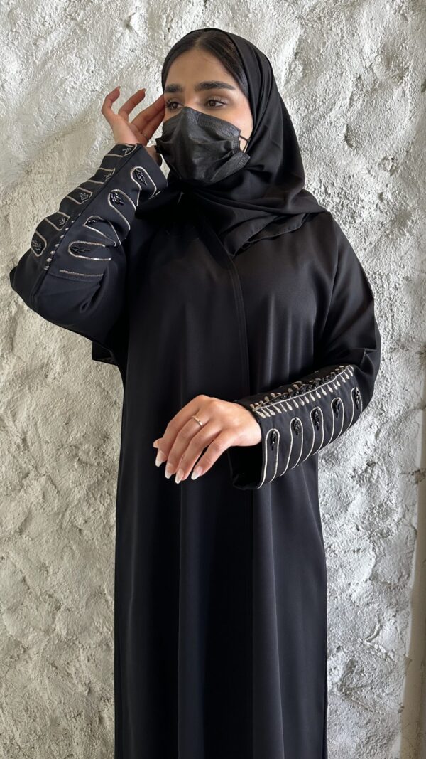 ⁦عبايه بشك سندس على اكمام مزينه بلون النحاسي⁩ - الصورة ⁦2⁩