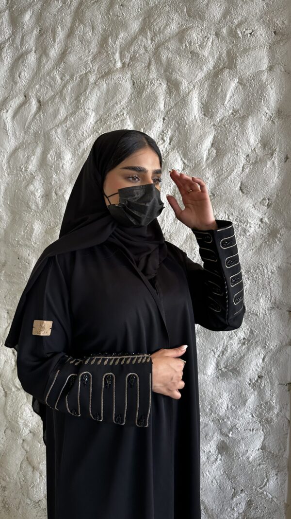 ⁦عبايه بشك سندس على اكمام مزينه بلون النحاسي⁩ - الصورة ⁦4⁩