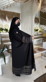 ⁦عبايه مطرزه من اكمام اسفل بلون النحاسي⁩ - الصورة ⁦3⁩