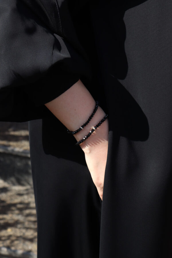 عباية كلوش مغلقة من الأمام مزينة بزراير من الأمام