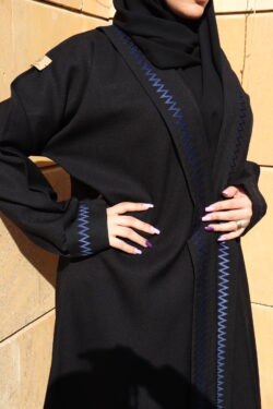 عباية منى ميد بتطريز خيوط مخفى بلون الكحلي