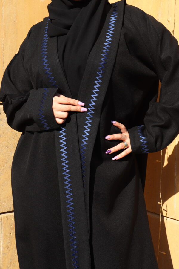 ⁦عباية منى ميد بتطريز خيوط مخفى بلون الكحلي⁩ - الصورة ⁦2⁩