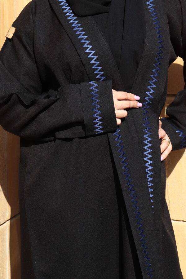 ⁦عباية منى ميد بتطريز خيوط مخفى بلون الكحلي⁩ - الصورة ⁦3⁩