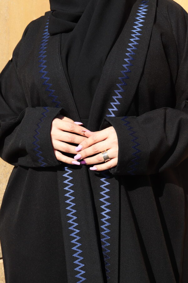 ⁦عباية منى ميد بتطريز خيوط مخفى بلون الكحلي⁩ - الصورة ⁦4⁩