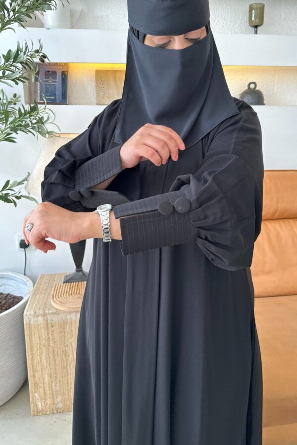⁦عباية كلوش مقفل من الأمام مزينة بزراير على الأكمام⁩ - الصورة ⁦2⁩