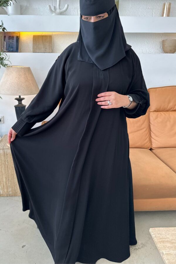 ⁦عباية كلوش مقفل من الأمام مزينة بزراير على الأكمام⁩ - الصورة ⁦4⁩