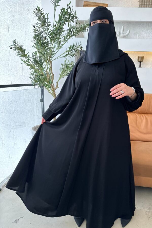 ⁦عباية كلوش مقفل من الأمام مزينة بزراير على الأكمام⁩ - الصورة ⁦10⁩