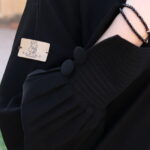 عباية كلوش مقفل من الأمام مزينة بزراير على الأكمام