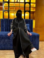 ⁦عبايه بليزر اماراتي مميز و اكمام مطرزه بالابيض⁩ - الصورة ⁦5⁩