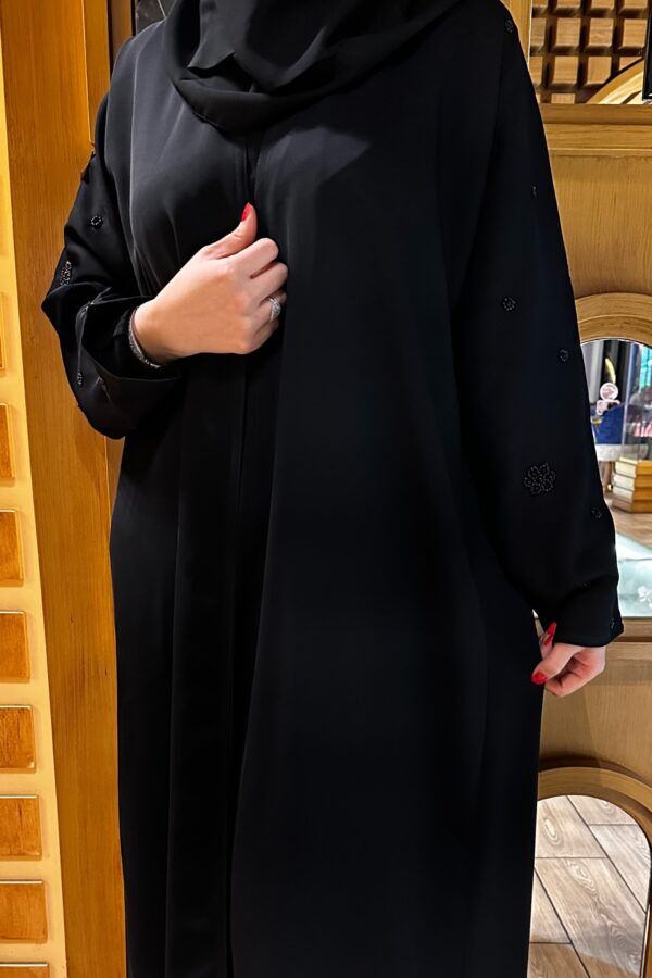 ⁦عبايه بتطريز شك سندس على اكمام و فخمة بلون اسود⁩ - الصورة ⁦2⁩