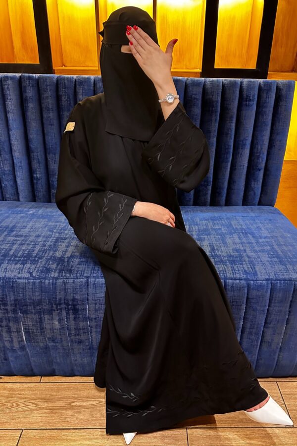 ⁦عبايه مطرزه من اكمام واسفل العباية فخمة⁩ - الصورة ⁦4⁩