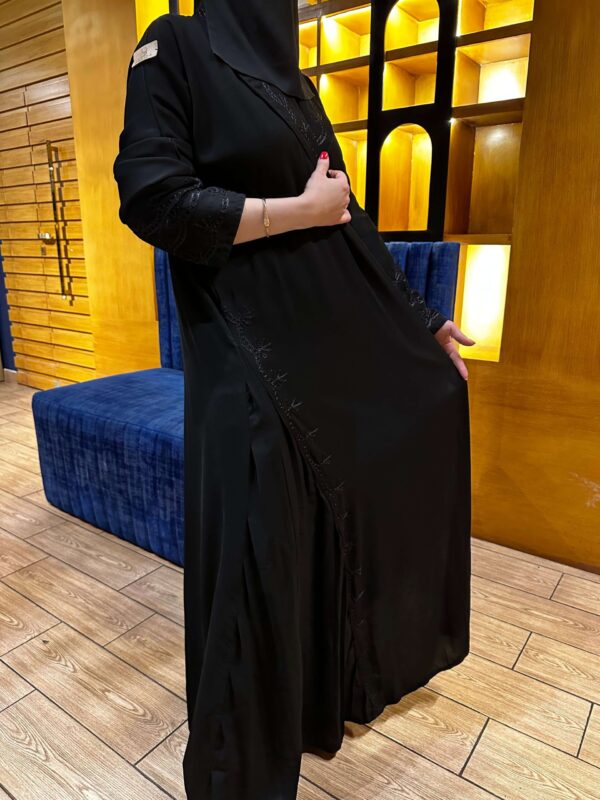 ⁦عبايه مريم بليزر مندمجة بقماش كسر من اجناب و تطريز اسود⁩ - الصورة ⁦4⁩