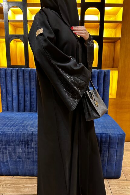 عباية بكم وسيع محدده بدانتيل