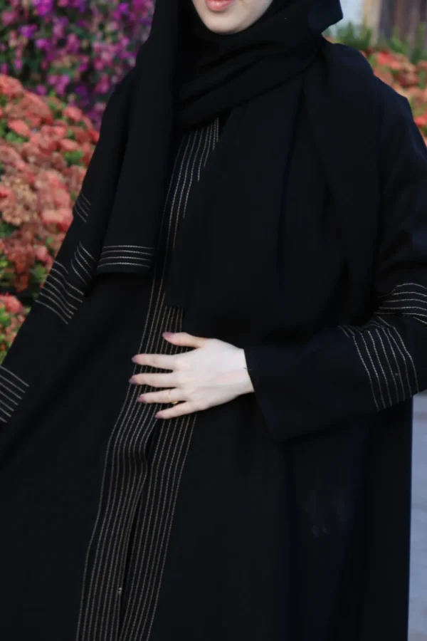 ⁦عباية اماراتي بخيوط مبتكره بلون بيج⁩ - الصورة ⁦3⁩