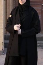⁦عباية أسود طقم ثلاث قطع قماش كريب واقف (2)⁩ - الصورة ⁦8⁩
