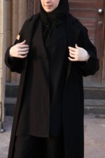 ⁦عباية أسود طقم ثلاث قطع قماش كريب واقف (2)⁩ - الصورة ⁦7⁩