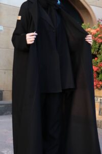 عباية أسود طقم ثلاث قطع قماش كريب واقف