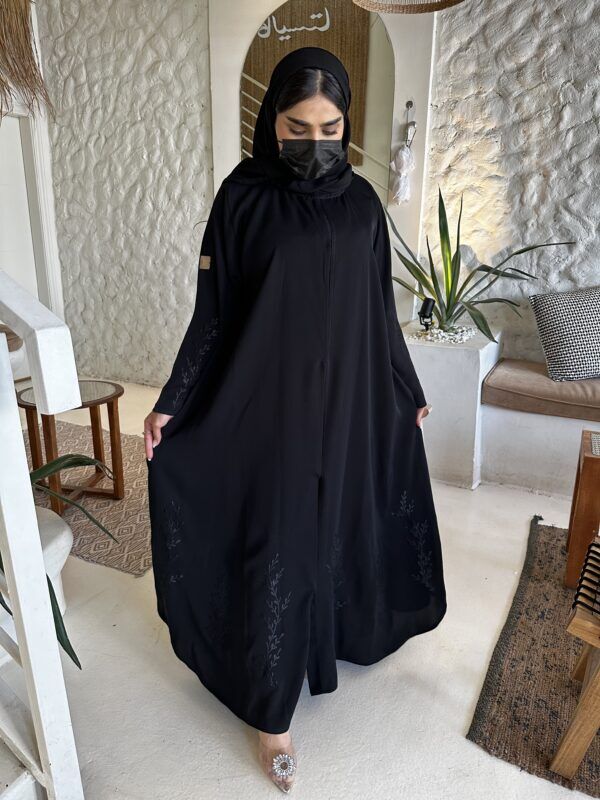 ⁦عباية كلوش بتطريز مخفي على الأكمام وأسفل العباية⁩ - الصورة ⁦7⁩