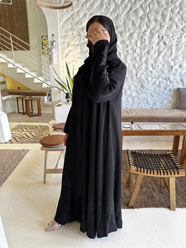 ⁦عباية كلوش بتطريز مخفي على الأكمام وأسفل العباية⁩ - الصورة ⁦5⁩