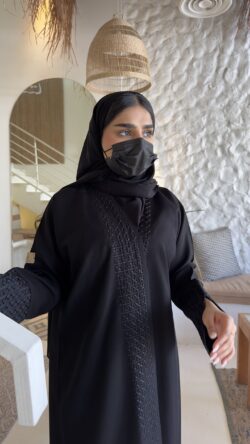 عبايه بشك مخفى من  امام و اكمام على شكل x