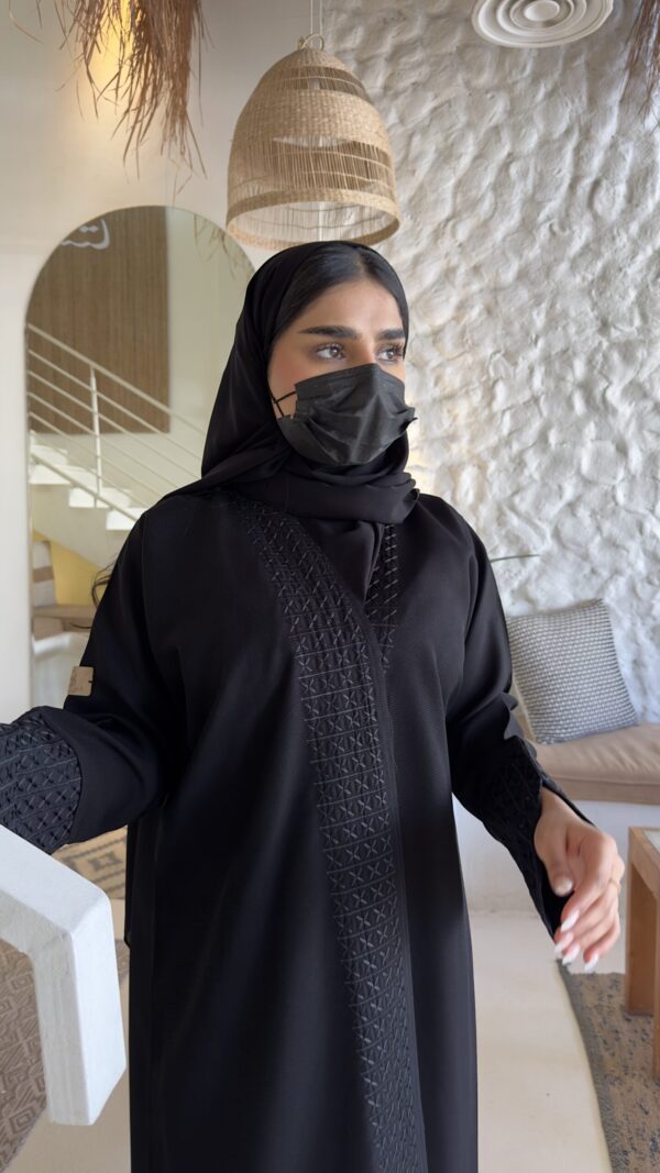 ⁦عبايه بشك مخفى من  امام و اكمام على شكل x⁩ - الصورة ⁦3⁩