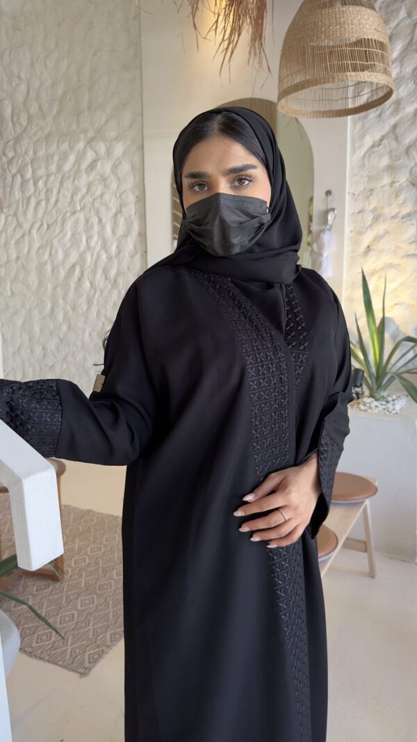 ⁦عبايه بشك مخفى من  امام و اكمام على شكل x⁩ - الصورة ⁦4⁩